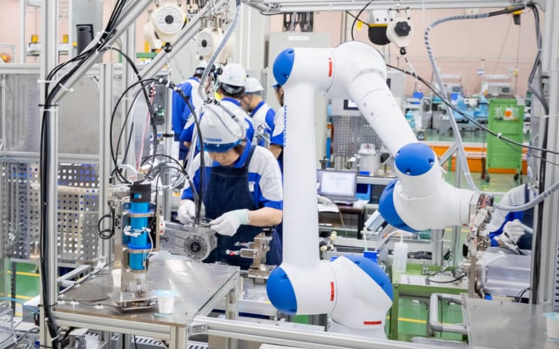 作業者と分担して動く「人協働型ロボット」の需要も急増する見通し（安川電機の工場）