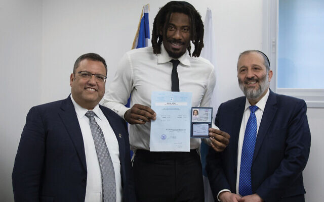 Amar’e Stoudemire receives his national identity card and Israeli citizenship from Jerusalem Mayor Moshe Leon, left, and Israeli Interior Minister Aryeh Deri in
Jerusalem in 2019. Hadas Parush/Flash90