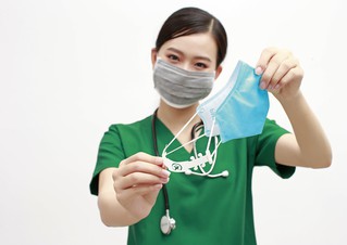 Mẫu phụ kiện giúp nhân viên y tế đeo khẩu trang thoải mái hơn trong thời gian dài do các em học sinh in 3D
 /// Quang Giang