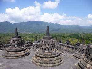 800px-Borobudur.Stupas.am003