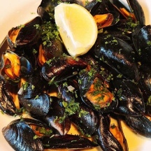 Simply served fresh mussels