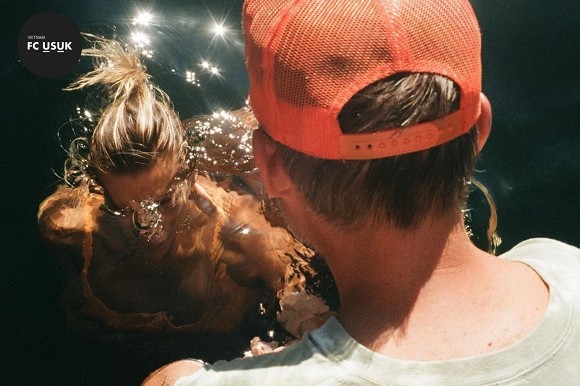 Justin Bieber và vợ thực hiện lễ rửa tội dưới nước cùng nhau