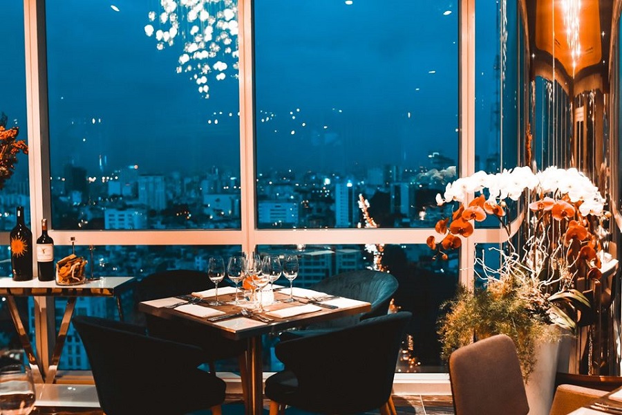 Shri Lounge là một quán cà phê + nhà hàng nằm trên tầng cao nhất của tòa nhà Centec Tower.