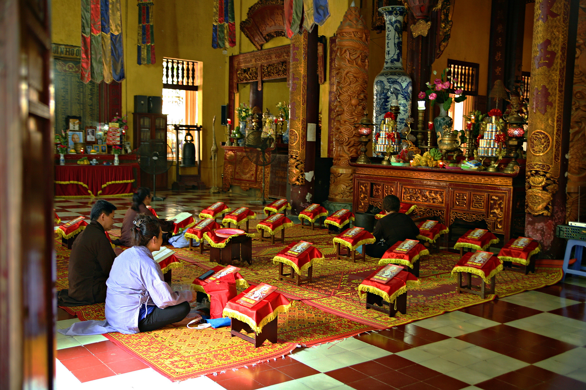 Faithful praying inside Quan Su Pagoda, Hanoi