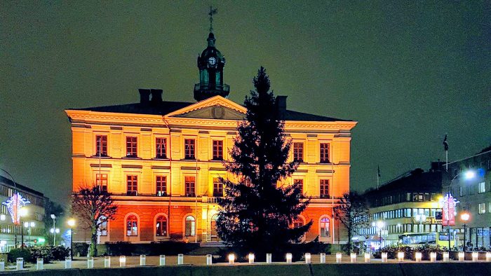Rådhuset belyst med orangea lampor.