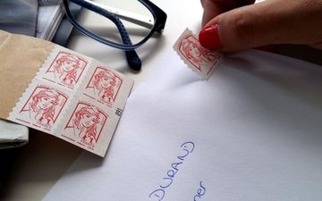 Le timbre rouge, qui pour 1,28 € permet l'envoi d'un courrier en un jour, pourrait disparaître.