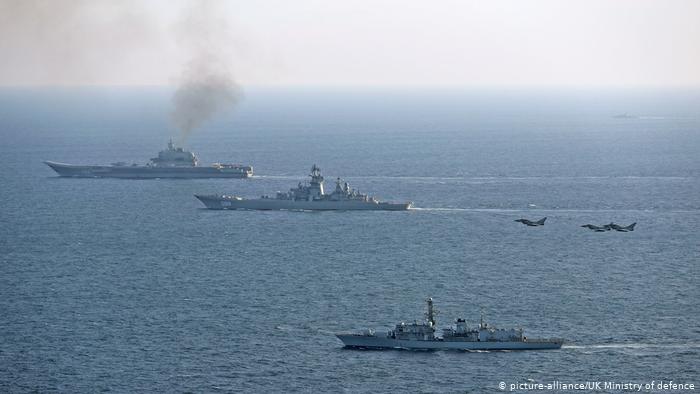 Фрегат и самолеты британских вооруженных сил сопровождают проход российских военных кораблей