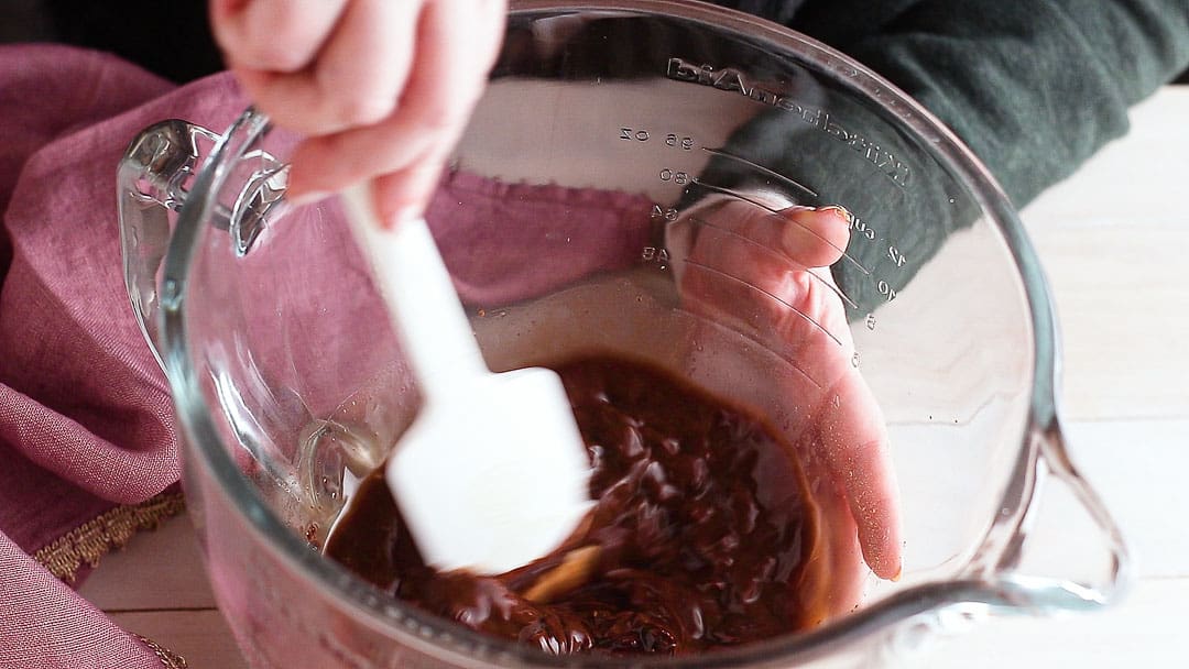 Mélanger les ingrédients de la mousse au chocolat fondus ensemble jusqu'à consistance lisse.
