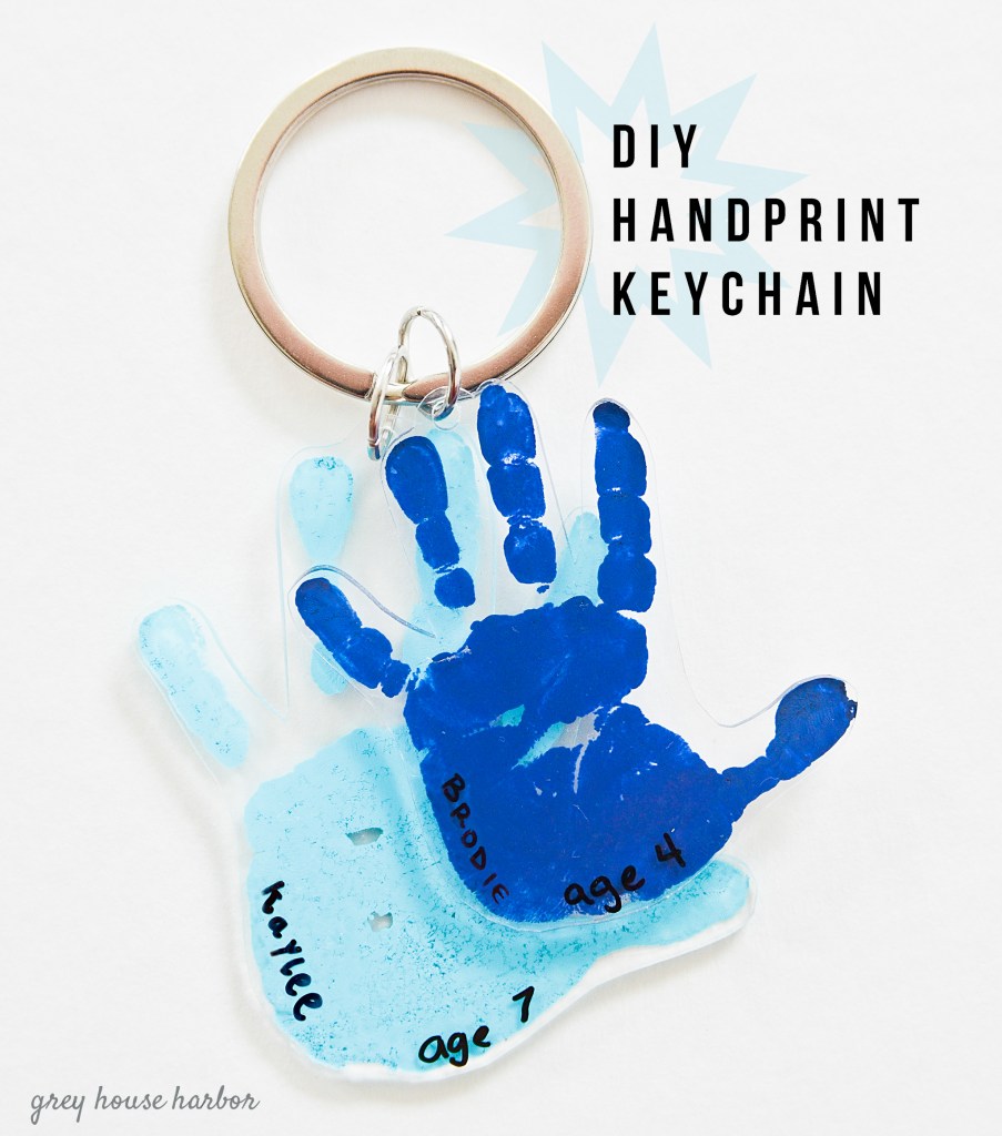 DIY Handprint Keychain - ¡gran idea para un regalo! El | greyhouseharbor.com