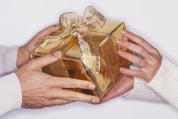 Как подобрать мужской подарок на серьезную дату в 70 лет?