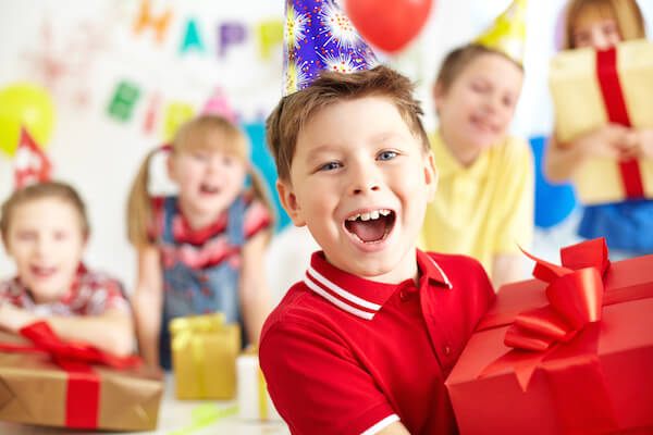 Что подарить ребенку на 8 лет: подарки для мальчиков и девочек