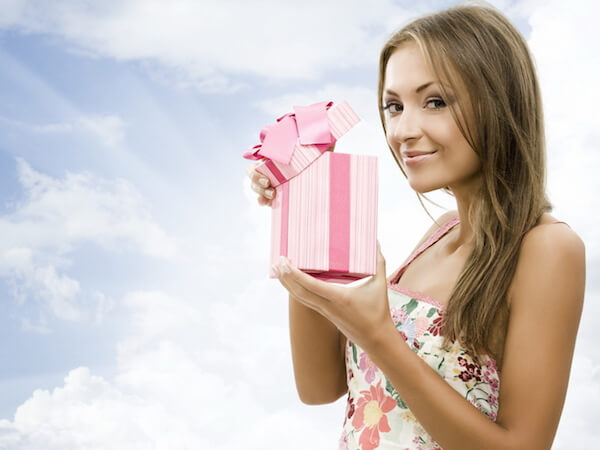 Что подарить девушке на 20 лет: подарки, которые понравятся всем
