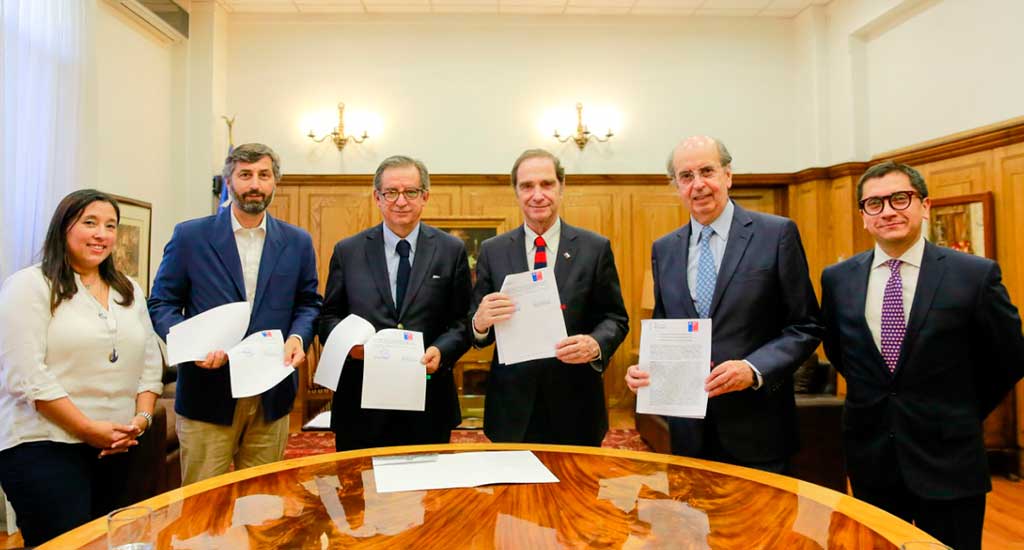 Convenio suscrito entre la Facultad de Derecho de la U. de Chile y el Ministerio de Justicia.