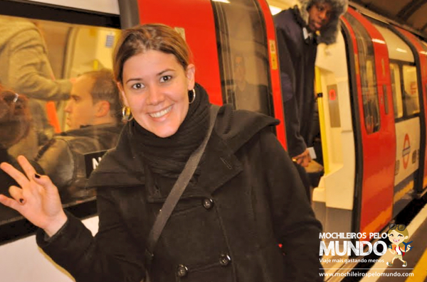 Natália Faleiros no underground (metrô) em Londres