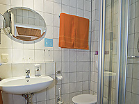 Zimmer 3 - Badezimmer mit Dusche/WC