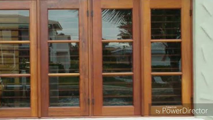 लकड़ी से बनी खिड़की की डिजाइन 