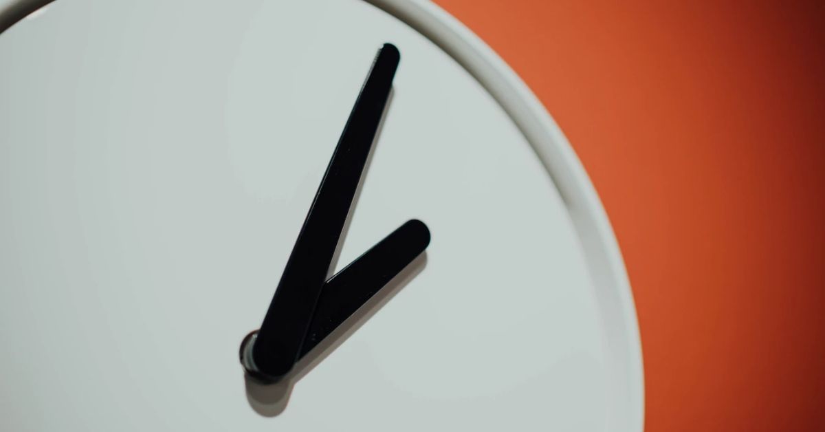 clock showing 1 o'clock
