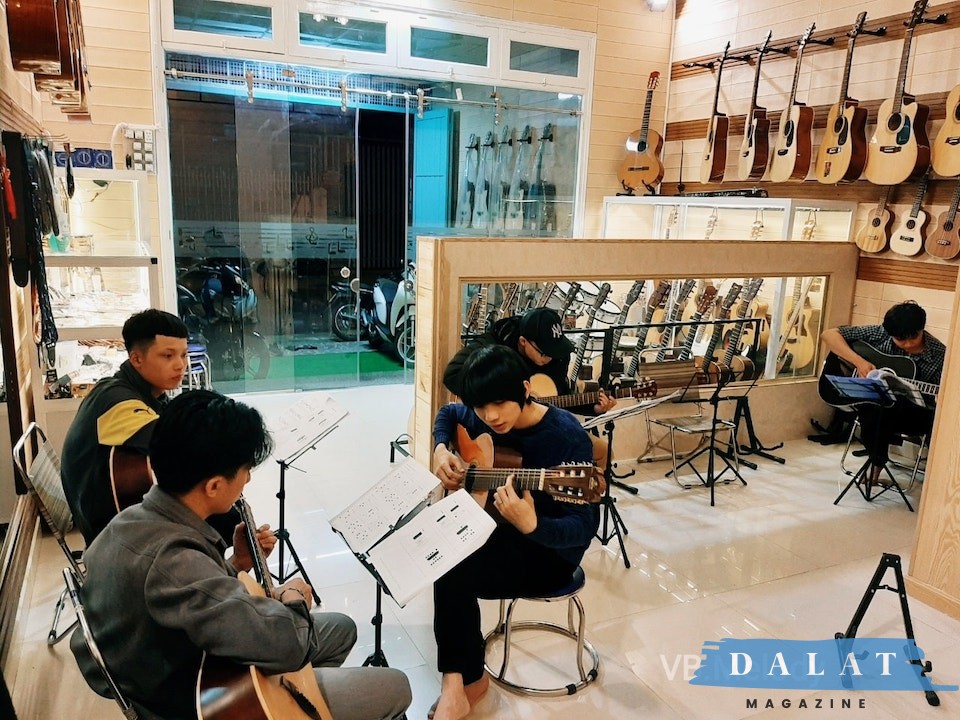 Cửa hàng nhạc cụ Đà Lạt Guitar Việt Bảo
