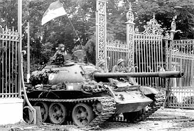 Танки Освободительной армии Южного Вьетнама вошли во Дворец Независимости 30 апреля 1975 года.