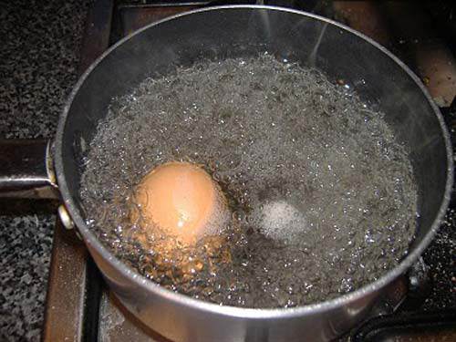 Trứng gà luộc lăn mặt có tác dụng gì