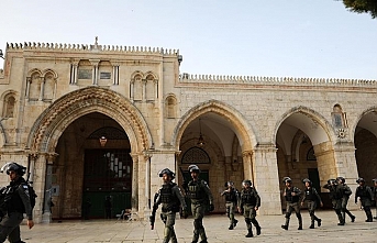 Israel restricts entry to Al-Aqsa Mosque