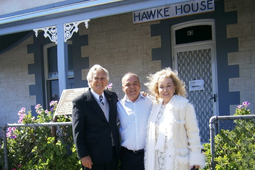 Bob Hawke with property owner Rocky Callisto and wife Blanche d'Alpuget.
